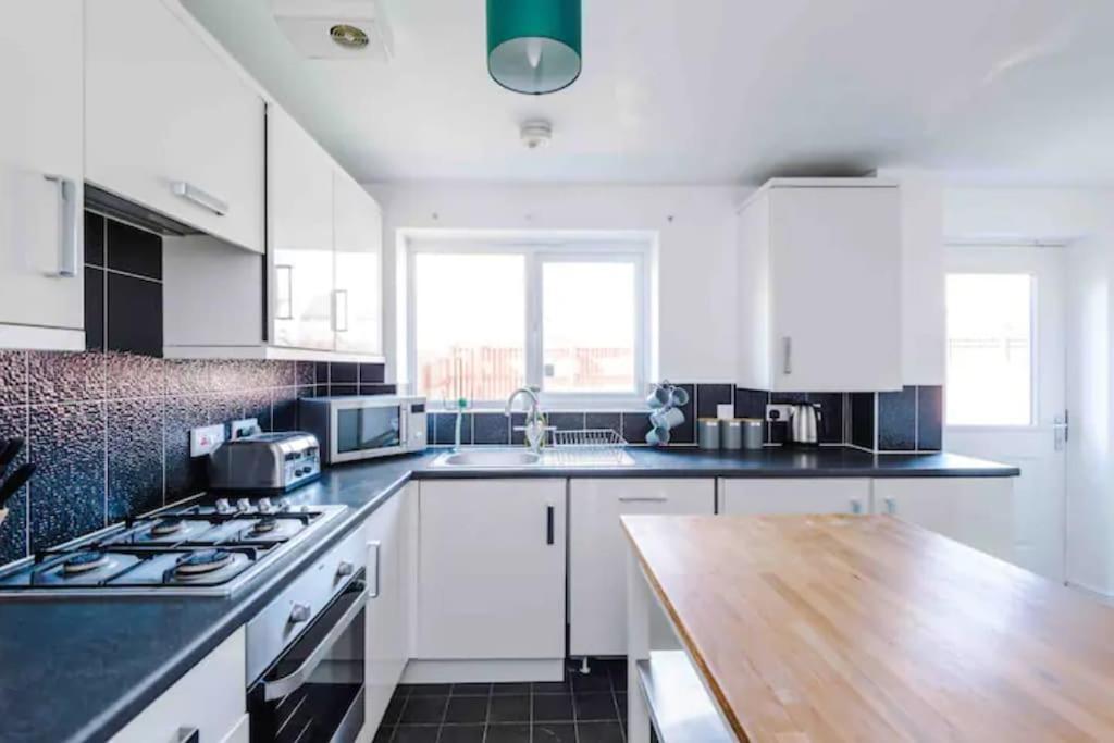 Spacious 5 Bedroom Home Hosted By Mcr Dens Manchester Eksteriør billede