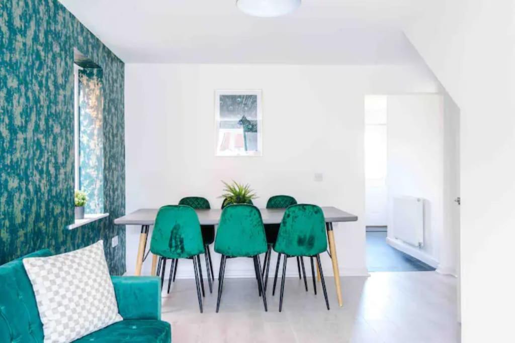 Spacious 5 Bedroom Home Hosted By Mcr Dens Manchester Eksteriør billede